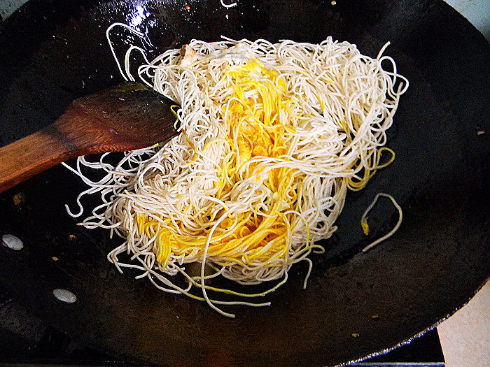 金针菇炒面步骤5