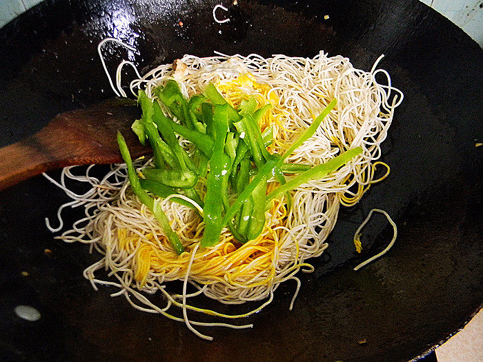 金针菇炒面步骤6