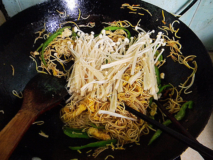 金针菇炒面步骤7
