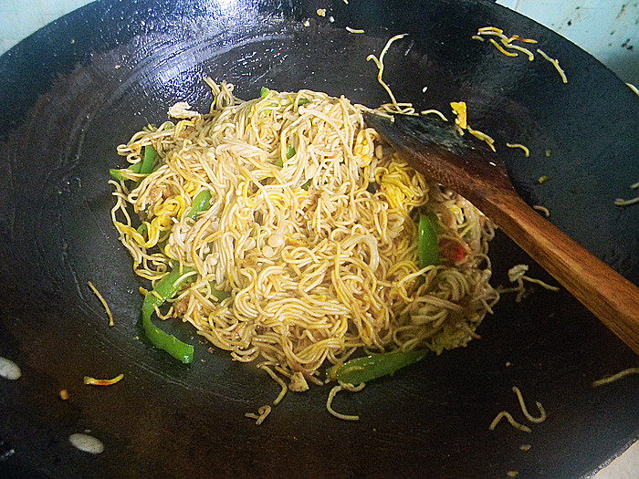 金针菇炒面步骤8