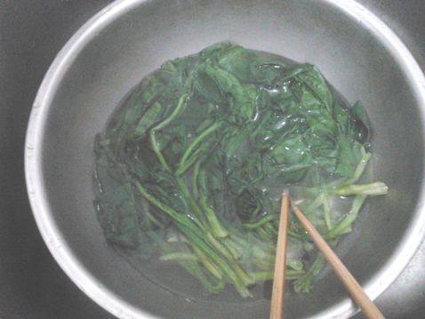 菠菜香菇腊肉面步骤1