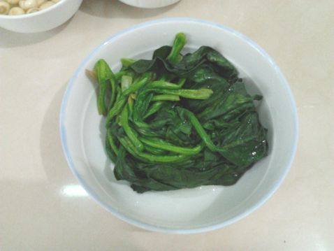 菠菜香菇腊肉面步骤2