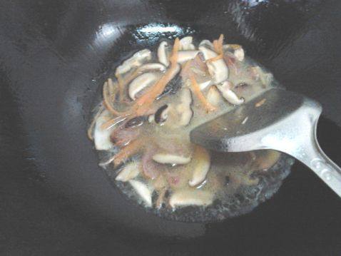 菠菜香菇腊肉面步骤7