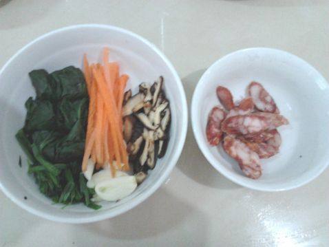 菠菜香菇腊肉面步骤3