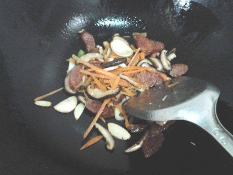 菠菜香菇腊肉面步骤6