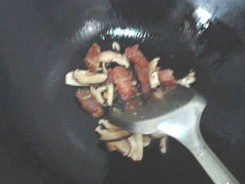 菠菜香菇腊肉面步骤5
