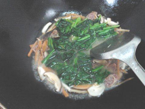菠菜香菇腊肉面步骤9