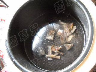 红薯腊鸽焖面步骤4