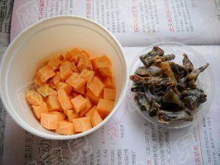 红薯腊鸽焖面步骤2