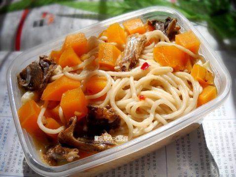 红薯腊鸽焖面步骤8