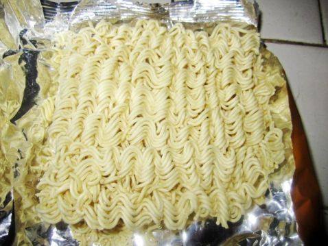 蒜苔肉丝面步骤1