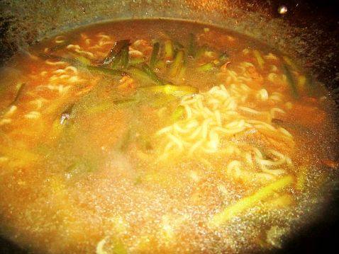 蒜苔肉丝面步骤4