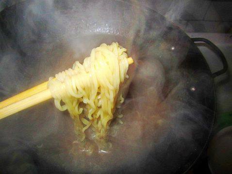 蒜苔肉丝面步骤3