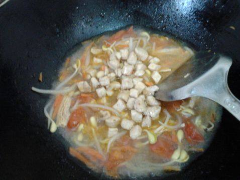 茄香豆芽鸡丁煮面步骤4