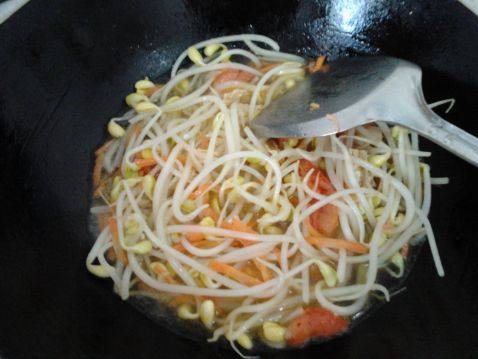 茄香豆芽鸡丁煮面步骤3