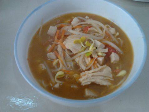 茄香豆芽鸡丁煮面步骤5