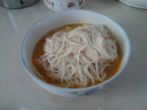 茄香豆芽鸡丁煮面步骤7