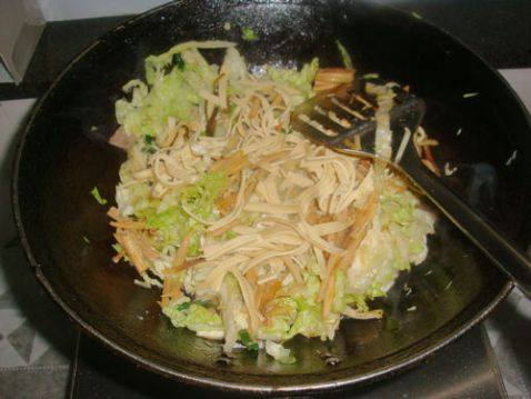 白菜炒面步骤15