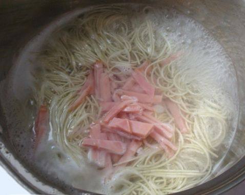 营养鸡蛋火腿面步骤2