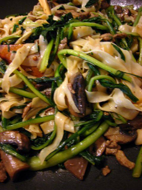 蘑菇肉丝蒲公英炒面步骤5