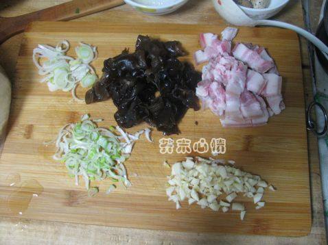回锅肉炒面步骤2