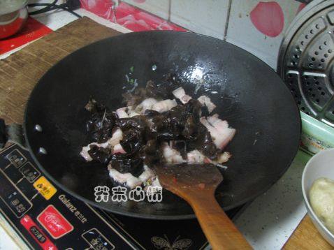 回锅肉炒面步骤11
