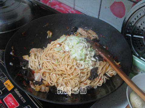 回锅肉炒面步骤16