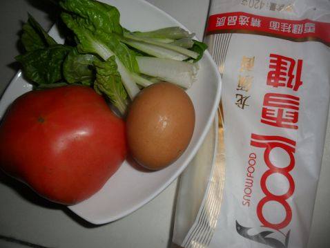 西红柿鸡蛋鲜虾面条步骤1