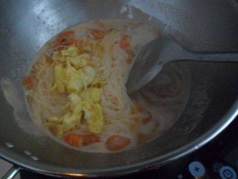 西红柿鸡蛋鲜虾面条步骤8