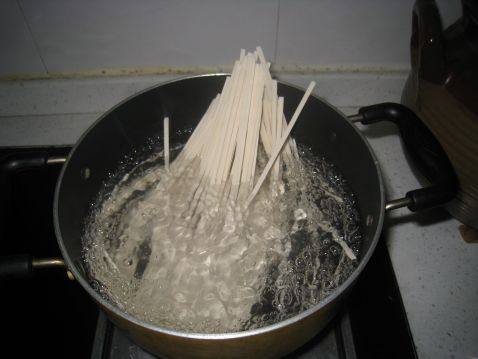 榄菜肉末拌面步骤1