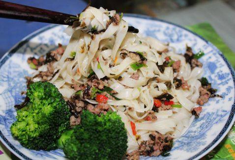 榄菜肉末拌面步骤9