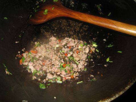 榄菜肉末拌面步骤8