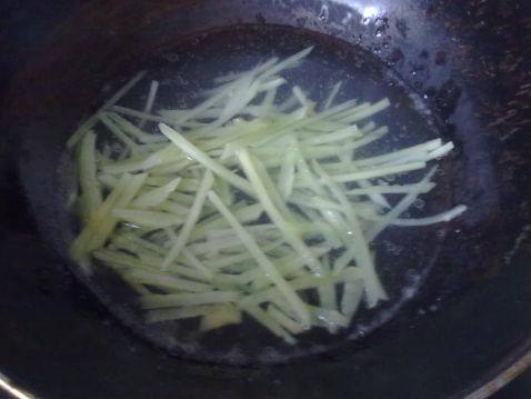 酸辣三丝面步骤3