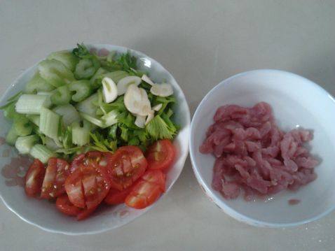 芹香肉丝面步骤1