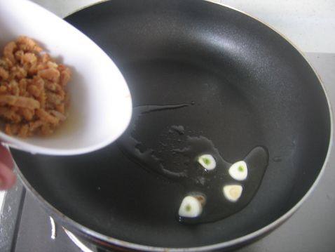 开洋葱油拌面步骤3