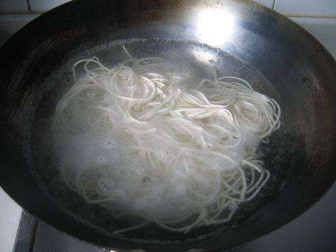 开洋葱油拌面步骤2