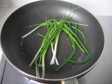 开洋葱油拌面步骤7