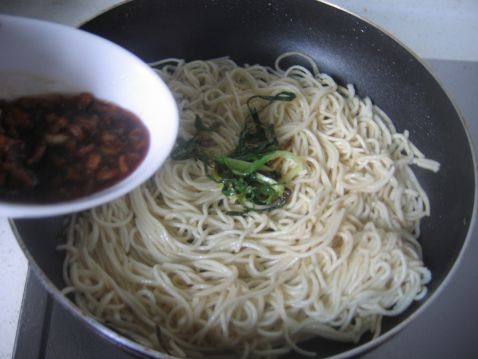 开洋葱油拌面步骤8