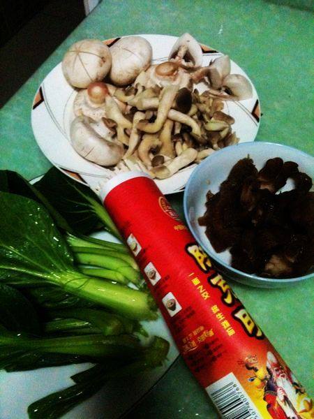 菌菇青菜牛筋汤面步骤1
