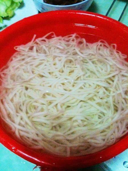 菌菇青菜牛筋汤面步骤3