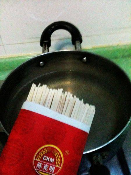 菌菇青菜牛筋汤面步骤2