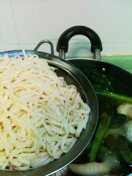 菌菇青菜牛筋汤面步骤8