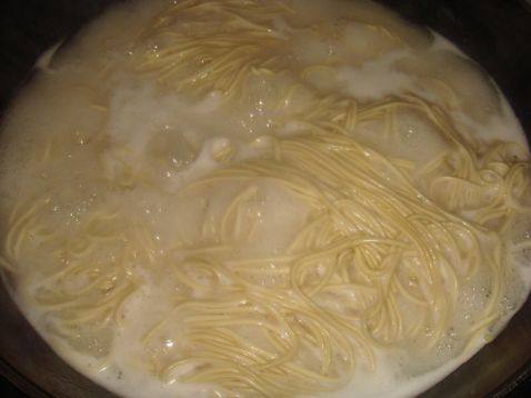 鱼骨汤面步骤4
