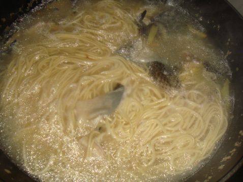 鱼骨汤面步骤6