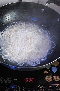 银芽肉丝炒面步骤6