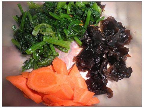 菠菜鸡蛋胡萝卜炒面步骤2