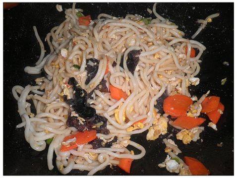 菠菜鸡蛋胡萝卜炒面步骤8