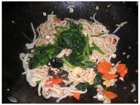 菠菜鸡蛋胡萝卜炒面步骤9