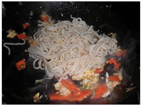 菠菜鸡蛋胡萝卜炒面步骤7