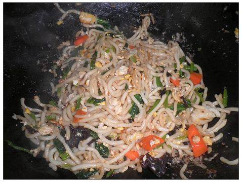 菠菜鸡蛋胡萝卜炒面步骤10